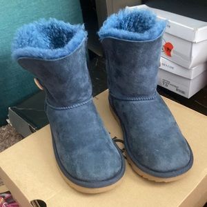 Blue one button UGG size 4.0 youth